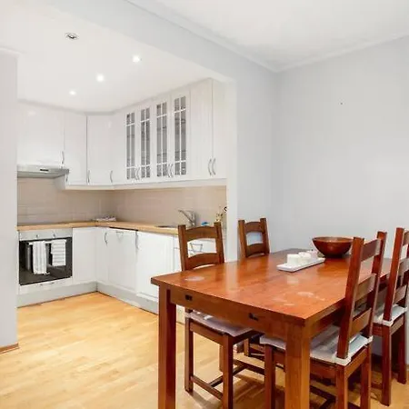 Spacious, Modern Apartment, Central Location, 3br *