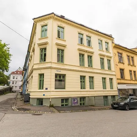 Spacious, Modern Apartment, Central Location, 3br *