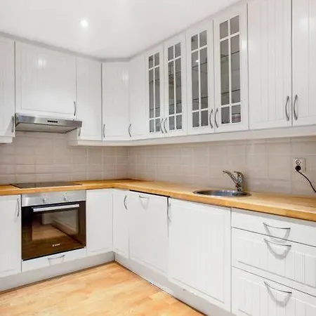Spacious, Modern Apartment, Central Location, 3br Appartement *