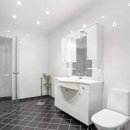 Spacious, Modern Apartment, Central Location, 3br *