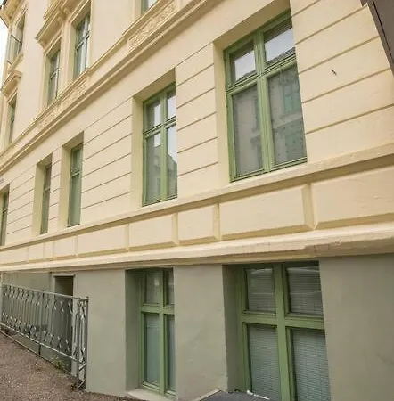 Spacious, Modern Apartment, Central Location, 3br *